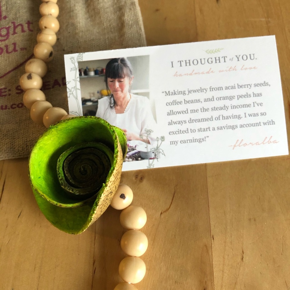 💚 Rose with Açaí Berry Bead Necklace - Picture 4 of 5